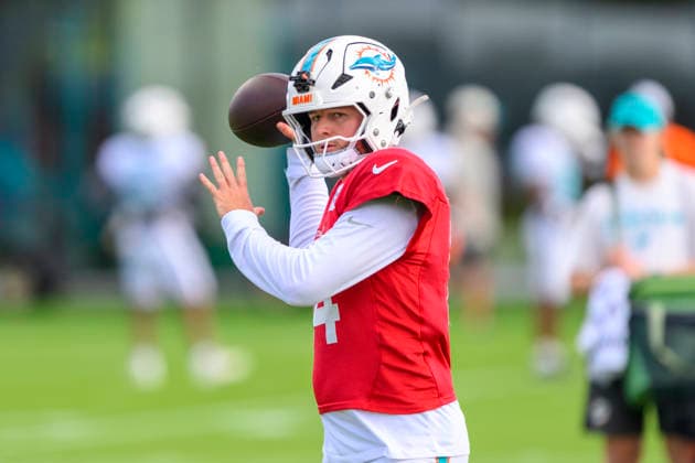 MIAMI GARDENS, FL - AUGUST 10: Miami Dolphins quarterback Quinn Ewers (14) throws the ball during the Miami Dolphins Training Camp on August 10 2026, at the Baptist Health Training Complex in Miami Gardens, FL. (Photo by Doug Murray Icon Sportswire) NFL, American Football Herren, USA AUG 10 Dolphins Training Camp EDITORIAL USE ONLY Icon796260810009
