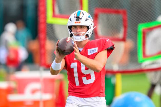 MIAMI GARDENS, FL - AUGUST 10: Miami Dolphins quarterback Cam Miller (15) looks to throw the ball during the Miami Dolphins Training Camp on August 10 2026, at the Baptist Health Training Complex in Miami Gardens, FL. (Photo by Doug Murray Icon Sportswire) NFL, American Football Herren, USA AUG 10 Dolphins Training Camp EDITORIAL USE ONLY Icon796260810013