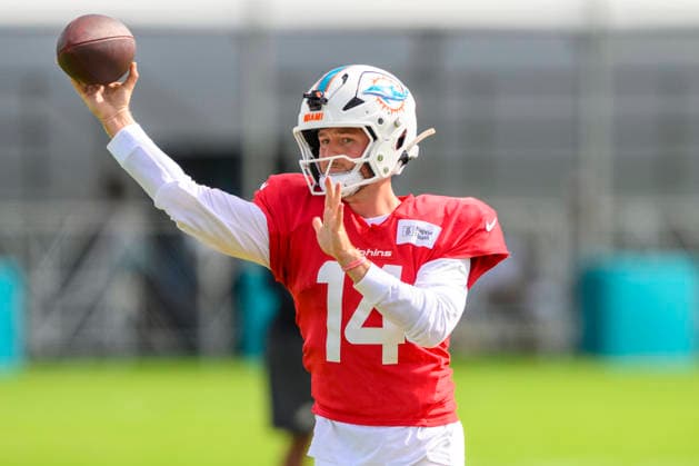 MIAMI GARDENS, FL - AUGUST 10: Miami Dolphins quarterback Quinn Ewers (14) throws the ball during the Miami Dolphins Training Camp on August 10 2026, at the Baptist Health Training Complex in Miami Gardens, FL. (Photo by Doug Murray Icon Sportswire) NFL, American Football Herren, USA AUG 10 Dolphins Training Camp EDITORIAL USE ONLY Icon796260810018