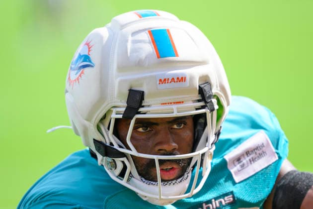 MIAMI GARDENS, FL - AUGUST 10: Miami Dolphins linebacker Jordyn Brooks (20) runs a blocking drill during the Miami Dolphins Training Camp on August 10 2026, at the Baptist Health Training Complex in Miami Gardens, FL. (Photo by Doug Murray Icon Sportswire) NFL, American Football Herren, USA AUG 10 Dolphins Training Camp EDITORIAL USE ONLY Icon796260810021