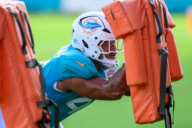 MIAMI GARDENS, FL - AUGUST 10: Miami Dolphins linebacker Chop Robinson (44) runs a blocking drill during the Miami Dolphins Training Camp on August 10 2026, at the Baptist Health Training Complex in Miami Gardens, FL. (Photo by Doug Murray Icon Sportswire) NFL, American Football Herren, USA AUG 10 Dolphins Training Camp EDITORIAL USE ONLY Icon796260810024