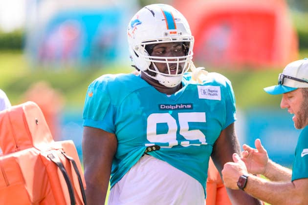 MIAMI GARDENS, FL - AUGUST 10: Miami Dolphins defensive line coach Austin Clark instructs defensive lineman Fatorma Mulbah (95) during a blocking drill during the Miami Dolphins Training Camp on August 10 2026, at the Baptist Health Training Complex in Miami Gardens, FL. (Photo by Doug Murray Icon Sportswire) NFL, American Football Herren, USA AUG 10 Dolphins Training Camp EDITORIAL USE ONLY Icon796260810027