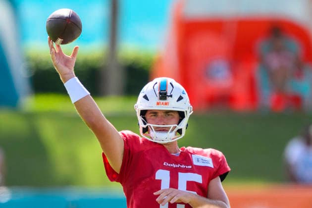 MIAMI GARDENS, FL - AUGUST 10: Miami Dolphins quarterback Cam Miller (15) throws the ball during the Miami Dolphins Training Camp on August 10 2026, at the Baptist Health Training Complex in Miami Gardens, FL. (Photo by Doug Murray Icon Sportswire) NFL, American Football Herren, USA AUG 10 Dolphins Training Camp EDITORIAL USE ONLY Icon796260810031