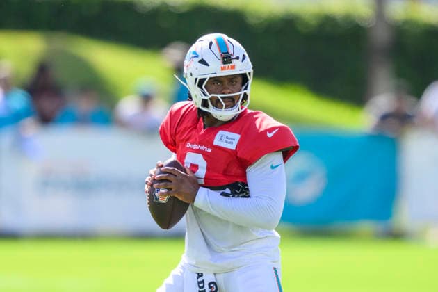 MIAMI GARDENS, FL - AUGUST 10: Miami Dolphins quarterback Malik Willis (2) looks to throw the ball during the Miami Dolphins Training Camp on August 10 2026, at the Baptist Health Training Complex in Miami Gardens, FL. (Photo by Doug Murray Icon Sportswire) NFL, American Football Herren, USA AUG 10 Dolphins Training Camp EDITORIAL USE ONLY Icon796260810032