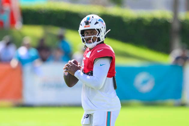 MIAMI GARDENS, FL - AUGUST 10: Miami Dolphins quarterback Malik Willis (2) looks to throw the ball during the Miami Dolphins Training Camp on August 10 2026, at the Baptist Health Training Complex in Miami Gardens, FL. (Photo by Doug Murray Icon Sportswire) NFL, American Football Herren, USA AUG 10 Dolphins Training Camp EDITORIAL USE ONLY Icon796260810033