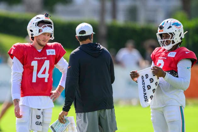MIAMI GARDENS, FL - AUGUST 10: Miami Dolphins quarterbacks coach Bush Hamdan speaks with quarterbacks Quinn Ewers (14) and Malik Willis (2) during the Miami Dolphins Training Camp on August 10 2026, at the Baptist Health Training Complex in Miami Gardens, FL. (Photo by Doug Murray Icon Sportswire) NFL, American Football Herren, USA AUG 10 Dolphins Training Camp EDITORIAL USE ONLY Icon796260810034