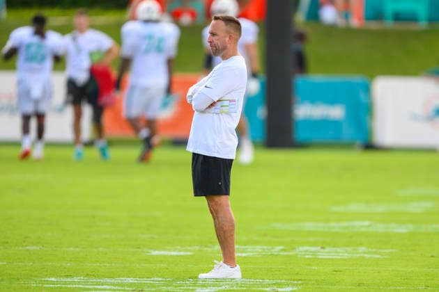 MIAMI GARDENS, FL - AUGUST 10: Miami Dolphins head coach Jeff Hafley watches the players on the field during the Miami Dolphins Training Camp on August 10 2026, at the Baptist Health Training Complex in Miami Gardens, FL. (Photo by Doug Murray Icon Sportswire) NFL, American Football Herren, USA AUG 10 Dolphins Training Camp EDITORIAL USE ONLY Icon796260810036