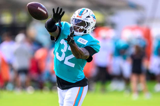 MIAMI GARDENS, FL - AUGUST 10: Miami Dolphins safety Lonnie Johnson Jr. (32) catches the ball during the Miami Dolphins Training Camp on August 10 2026, at the Baptist Health Training Complex in Miami Gardens, FL. (Photo by Doug Murray Icon Sportswire) NFL, American Football Herren, USA AUG 10 Dolphins Training Camp EDITORIAL USE ONLY Icon796260810037
