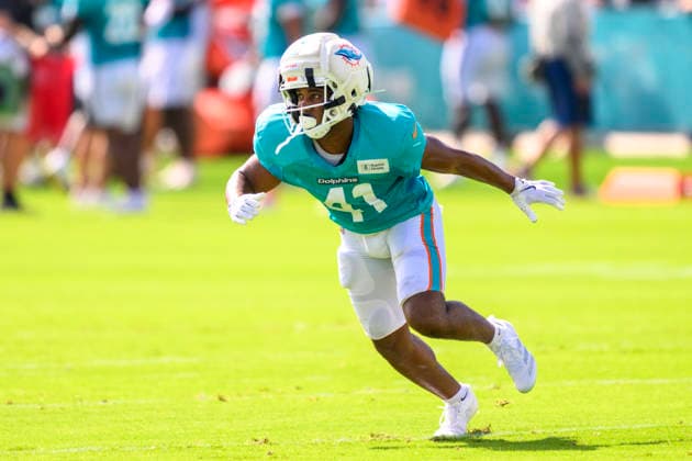 MIAMI GARDENS, FL - AUGUST 10: Miami Dolphins safety Major Burns (43) runs a play during the Miami Dolphins Training Camp on August 10 2026, at the Baptist Health Training Complex in Miami Gardens, FL. (Photo by Doug Murray Icon Sportswire) NFL, American Football Herren, USA AUG 10 Dolphins Training Camp EDITORIAL USE ONLY Icon796260810041