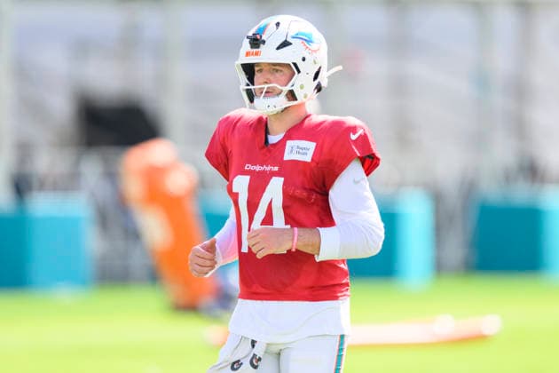 MIAMI GARDENS, FL - AUGUST 10: Miami Dolphins quarterback Quinn Ewers (14) stands on the field during the Miami Dolphins Training Camp on August 10 2026, at the Baptist Health Training Complex in Miami Gardens, FL. (Photo by Doug Murray Icon Sportswire) NFL, American Football Herren, USA AUG 10 Dolphins Training Camp EDITORIAL USE ONLY Icon796260810043