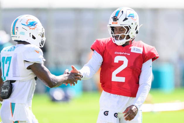 MIAMI GARDENS, FL - AUGUST 10: Miami Dolphins quarterback Malik Willis (2) shakes hands with wide receiver Jalen Reagor (17) during the Miami Dolphins Training Camp on August 10 2026, at the Baptist Health Training Complex in Miami Gardens, FL. (Photo by Doug Murray Icon Sportswire) NFL, American Football Herren, USA AUG 10 Dolphins Training Camp EDITORIAL USE ONLY Icon796260810045