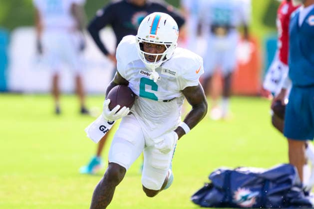 MIAMI GARDENS, FL - AUGUST 10: Miami Dolphins wide receiver Malik Washington (6) runs with the ball during the Miami Dolphins Training Camp on August 10 2026, at the Baptist Health Training Complex in Miami Gardens, FL. (Photo by Doug Murray Icon Sportswire) NFL, American Football Herren, USA AUG 10 Dolphins Training Camp EDITORIAL USE ONLY Icon796260810047