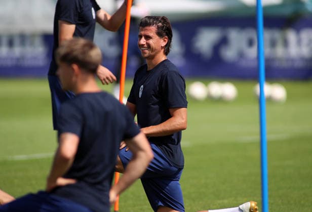 Fussball, Herren, Regionalliga Bayern, Saison 2026 2027, TSV 1860 München, Training Tunay Deniz (TSV 1860 München) beim Dehnen, Aufwämren, knieend *** Soccer, Men s, Bavarian Regional League, 2026–2027 Season, TSV 1860 Munich, Training: Tunay Deniz of TSV 1860 Munich stretching, warming up, kneeling