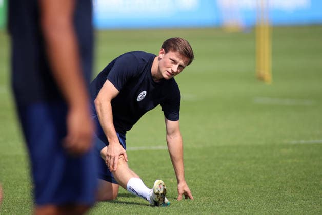 Fussball, Herren, Regionalliga Bayern, Saison 2026 2027, TSV 1860 München, Training Moritz Seiffert (TSV 1860 München) beim Dehnen, Aufwärmen *** Soccer, Men s, Bavarian Regional League, 2026–2027 Season, TSV 1860 Munich, Training: Moritz Seiffert of TSV 1860 Munich stretching and warming up