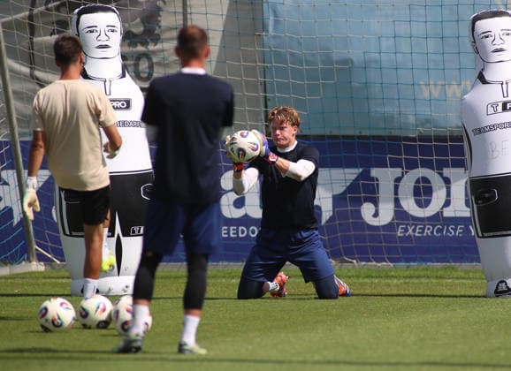 Fussball, Herren, Regionalliga Bayern, Saison 2026 2027, TSV 1860 München, Training Paul Bachmann (TSV 1860 München) fängt einen Ball, hier beim Torwarttraining *** Soccer, Men s, Bavarian Regional League, 2026–2027 Season, TSV 1860 Munich, Training: Paul Bachmann of TSV 1860 Munich catches a ball during goalkeeper training