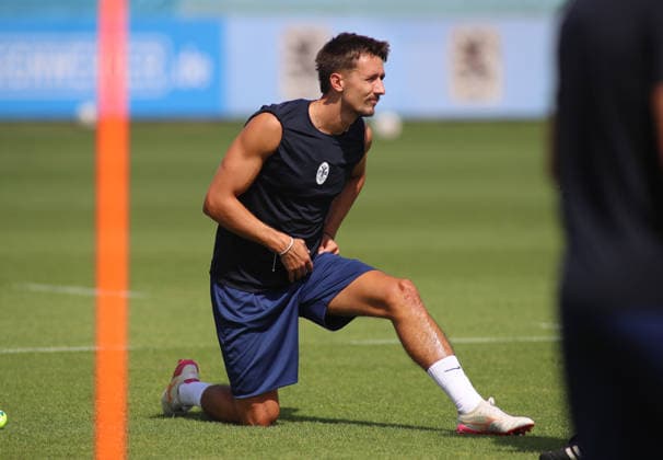Fussball, Herren, Regionalliga Bayern, Saison 2026 2027, TSV 1860 München, Training Damjan Dordan (TSV 1860 München) beim Dehnen, Aufwärmen *** Soccer, Men s, Bavarian Regional League, 2026–2027 Season, TSV 1860 Munich, Training: Damjan Dordan of TSV 1860 Munich stretching and warming up