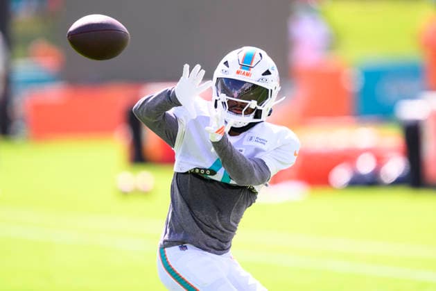 MIAMI GARDENS, FL - AUGUST 10: Miami Dolphins wide receiver Tutu Atwell (4) catches the ball during the Miami Dolphins Training Camp on August 10 2026, at the Baptist Health Training Complex in Miami Gardens, FL. (Photo by Doug Murray Icon Sportswire) NFL, American Football Herren, USA AUG 10 Dolphins Training Camp EDITORIAL USE ONLY Icon796260810055