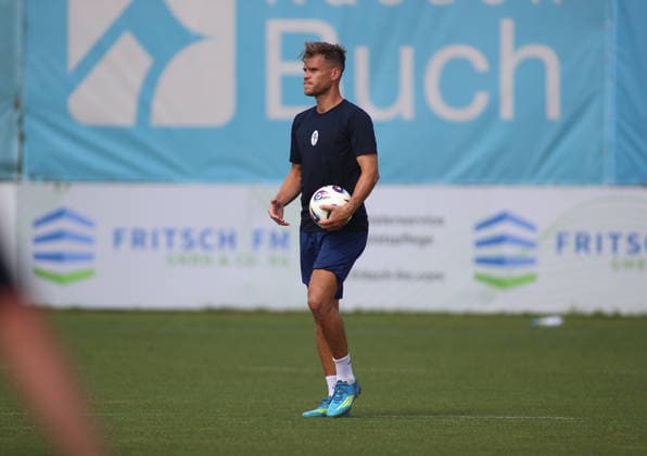 Fussball, Herren, Regionalliga Bayern, Saison 2026 2027, TSV 1860 München, Training Florian Niederlechner (TSV 1860 München) mit einem Ball in der rechten Hand *** Soccer, Men s, Bavarian Regional League, 2026–2027 Season, TSV 1860 Munich, Florian Niederlechner in training with a ball in his right hand