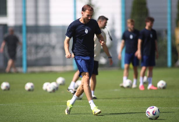 Fussball, Herren, Regionalliga Bayern, Saison 2026 2027, TSV 1860 München, Training Michael Eberwein (TSV 1860 München) mit Ball *** Soccer, Men s, Bavarian Regional League, 2026–2027 Season, TSV 1860 Munich, Michael Eberwein Training with TSV 1860 Munich and a Ball