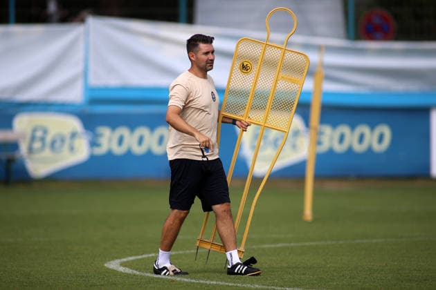 Fussball, Herren, Regionalliga Bayern, Saison 2026 2027, TSV 1860 München, Training Alper Kayabunar, Trainer (TSV 1860 München) mit einem Dummy in der Hand *** Soccer, Men s, Bavarian Regional League, 2026–2027 Season, TSV 1860 Munich, Alper Kayabunar at practice, TSV 1860 Munich coach holding a dummy