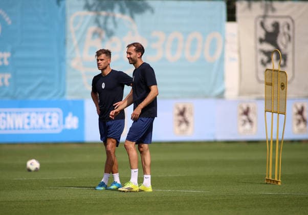 Fussball, Herren, Regionalliga Bayern, Saison 2026 2027, TSV 1860 München, Training Florian Niederlechner (TSV 1860 München) (li.) mit Michael Eberwein (TSV 1860 München) (re.) stehend auf dem Trainingsplatz *** Soccer, Men s, Bavarian Regional League, 2026–2027 Season, TSV 1860 Munich, Training: Florian Niederlechner (TSV 1860 Munich, left) and Michael Eberwein (TSV 1860 Munich, right) standing on the training field