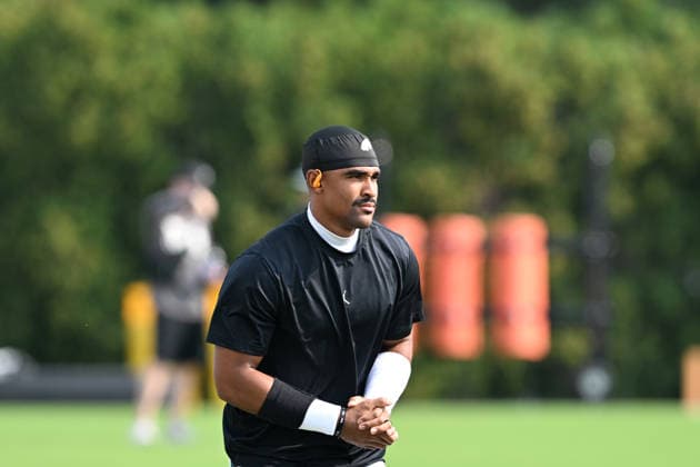 PHILADELPHIA, PA - AUGUST 10: Philadelphia Eagles quarterback Jalen Hurts 1 warms up during the Philadelphia Eagles training camp on August 10th, 2026 at Jefferson Health Training Complex in Philadelphia, PA. (Photo by Terence Lewis Icon Sportswire) NFL, American Football Herren, USA AUG 10 Eagles Training Camp EDITORIAL USE ONLY Icon260810006
