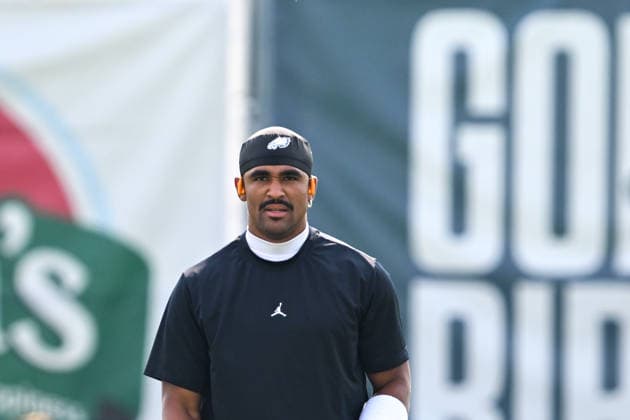 PHILADELPHIA, PA - AUGUST 10: Philadelphia Eagles quarterback Jalen Hurts 1 warms up during the Philadelphia Eagles training camp on August 10th, 2026 at Jefferson Health Training Complex in Philadelphia, PA. (Photo by Terence Lewis Icon Sportswire) NFL, American Football Herren, USA AUG 10 Eagles Training Camp EDITORIAL USE ONLY Icon260810008