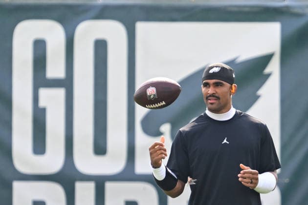 PHILADELPHIA, PA - AUGUST 10: Philadelphia Eagles quarterback Jalen Hurts 1 warms up during the Philadelphia Eagles training camp on August 10th, 2026 at Jefferson Health Training Complex in Philadelphia, PA. (Photo by Terence Lewis Icon Sportswire) NFL, American Football Herren, USA AUG 10 Eagles Training Camp EDITORIAL USE ONLY Icon260810011