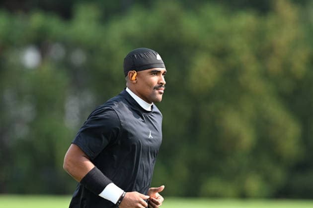 PHILADELPHIA, PA - AUGUST 10: Philadelphia Eagles quarterback Jalen Hurts 1 warms up during the Philadelphia Eagles training camp on August 10th, 2026 at Jefferson Health Training Complex in Philadelphia, PA. (Photo by Terence Lewis Icon Sportswire) NFL, American Football Herren, USA AUG 10 Eagles Training Camp EDITORIAL USE ONLY Icon260810007