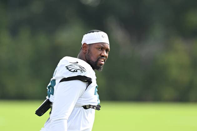 PHILADELPHIA, PA - AUGUST 10: Philadelphia Eagles linebacker Arnold Ebiketie 17 looks on during the Philadelphia Eagles training camp on August 10th, 2026 at Jefferson Health Training Complex in Philadelphia, PA. (Photo by Terence Lewis Icon Sportswire) NFL, American Football Herren, USA AUG 10 Eagles Training Camp EDITORIAL USE ONLY Icon260810013