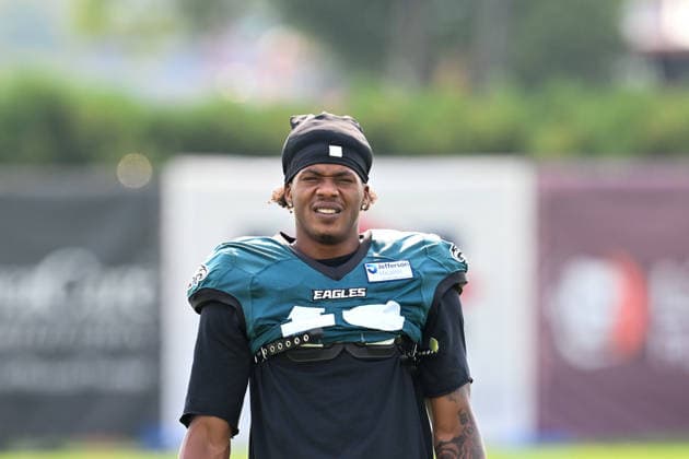 PHILADELPHIA, PA - AUGUST 10: Philadelphia Eagles wide receiver Dontayvion Wicks 13 looks on during the Philadelphia Eagles training camp on August 10th, 2026 at Jefferson Health Training Complex in Philadelphia, PA. (Photo by Terence Lewis Icon Sportswire) NFL, American Football Herren, USA AUG 10 Eagles Training Camp EDITORIAL USE ONLY Icon260810016