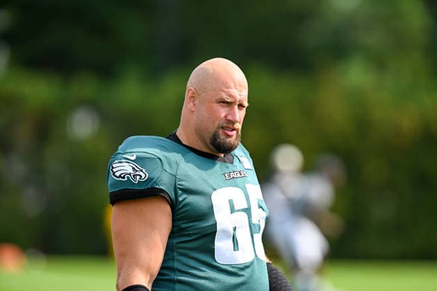 PHILADELPHIA, PA - AUGUST 10: Philadelphia Eagles offensive tackle Lane Johnson 65 looks on during the Philadelphia Eagles training camp on August 10th, 2026 at Jefferson Health Training Complex in Philadelphia, PA. (Photo by Terence Lewis Icon Sportswire) NFL, American Football Herren, USA AUG 10 Eagles Training Camp EDITORIAL USE ONLY Icon260810017