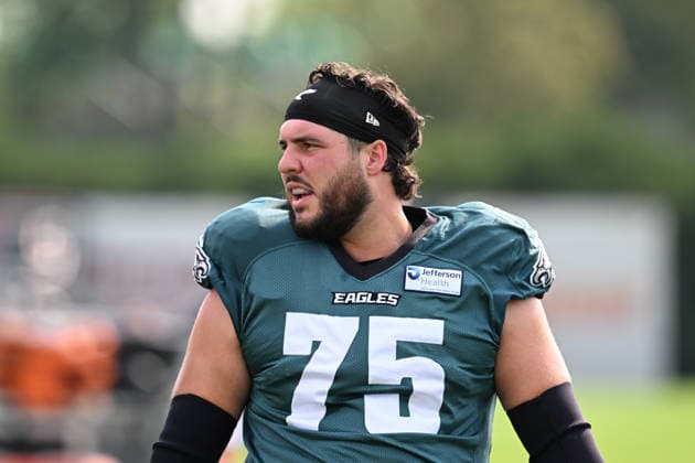 PHILADELPHIA, PA - AUGUST 10: Philadelphia Eagles center Jake Majors 75 looks on during the Philadelphia Eagles training camp on August 10th, 2026 at Jefferson Health Training Complex in Philadelphia, PA. (Photo by Terence Lewis Icon Sportswire) NFL, American Football Herren, USA AUG 10 Eagles Training Camp EDITORIAL USE ONLY Icon260810019