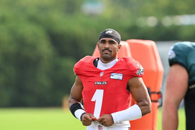 PHILADELPHIA, PA - AUGUST 10: Philadelphia Eagles quarterback Jalen Hurts 1 looks on during the Philadelphia Eagles training camp on August 10th, 2026 at Jefferson Health Training Complex in Philadelphia, PA. (Photo by Terence Lewis Icon Sportswire) NFL, American Football Herren, USA AUG 10 Eagles Training Camp EDITORIAL USE ONLY Icon260810022