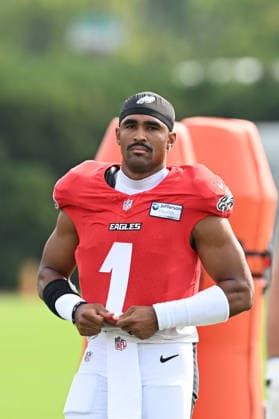 PHILADELPHIA, PA - AUGUST 10: Philadelphia Eagles quarterback Jalen Hurts 1 looks on during the Philadelphia Eagles training camp on August 10th, 2026 at Jefferson Health Training Complex in Philadelphia, PA. (Photo by Terence Lewis Icon Sportswire) NFL, American Football Herren, USA AUG 10 Eagles Training Camp EDITORIAL USE ONLY Icon260810021