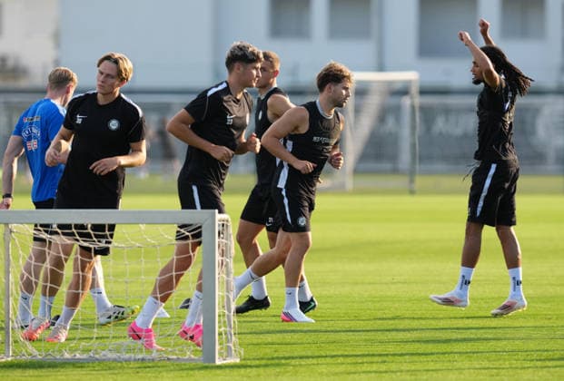 SOCCER - UEFA CL, Sturm vs Fenerbahce GRAZ,AUSTRIA,10.AUG.26 - SOCCER - UEFA Champions League, qualification, Sturm Graz vs Fenerbahce Istanbul, preview, training Sturm. Image shows the team of sturm during warm-up.  GEPAxpictures xMichaelxRiedler