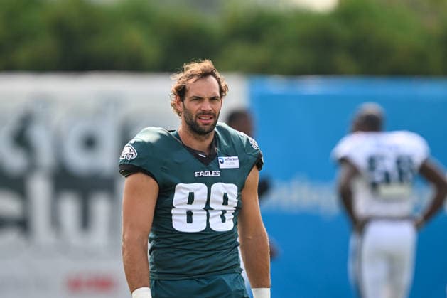 PHILADELPHIA, PA - AUGUST 10: Philadelphia Eagles tight end Dallas Goedert 88 looks on during the Philadelphia Eagles training camp on August 10th, 2026 at Jefferson Health Training Complex in Philadelphia, PA. (Photo by Terence Lewis Icon Sportswire) NFL, American Football Herren, USA AUG 10 Eagles Training Camp EDITORIAL USE ONLY Icon260810029
