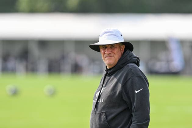 PHILADELPHIA, PA - AUGUST 10: Philadelphia Eagles defensive coordinator Vic Fangio looks on during the Philadelphia Eagles training camp on August 10th, 2026 at Jefferson Health Training Complex in Philadelphia, PA. (Photo by Terence Lewis Icon Sportswire) NFL, American Football Herren, USA AUG 10 Eagles Training Camp EDITORIAL USE ONLY Icon260810031