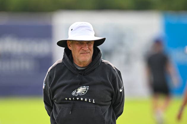 PHILADELPHIA, PA - AUGUST 10: Philadelphia Eagles defensive coordinator Vic Fangio looks on during the Philadelphia Eagles training camp on August 10th, 2026 at Jefferson Health Training Complex in Philadelphia, PA. (Photo by Terence Lewis Icon Sportswire) NFL, American Football Herren, USA AUG 10 Eagles Training Camp EDITORIAL USE ONLY Icon260810033