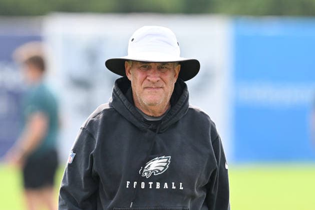 PHILADELPHIA, PA - AUGUST 10: Philadelphia Eagles defensive coordinator Vic Fangio looks on during the Philadelphia Eagles training camp on August 10th, 2026 at Jefferson Health Training Complex in Philadelphia, PA. (Photo by Terence Lewis Icon Sportswire) NFL, American Football Herren, USA AUG 10 Eagles Training Camp EDITORIAL USE ONLY Icon260810034