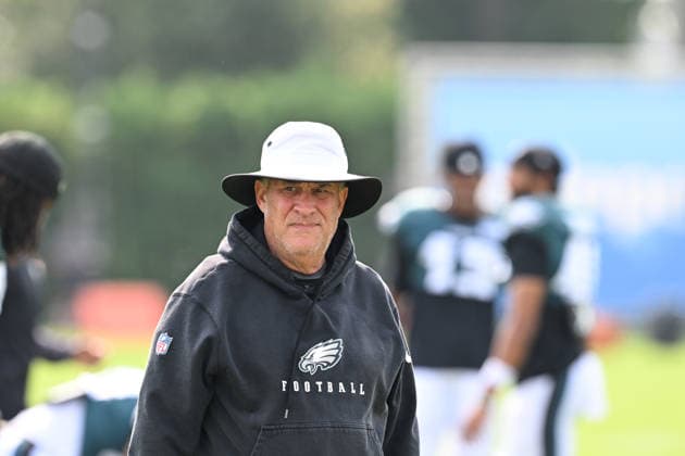 PHILADELPHIA, PA - AUGUST 10: Philadelphia Eagles defensive coordinator Vic Fangio looks on during the Philadelphia Eagles training camp on August 10th, 2026 at Jefferson Health Training Complex in Philadelphia, PA. (Photo by Terence Lewis Icon Sportswire) NFL, American Football Herren, USA AUG 10 Eagles Training Camp EDITORIAL USE ONLY Icon260810035