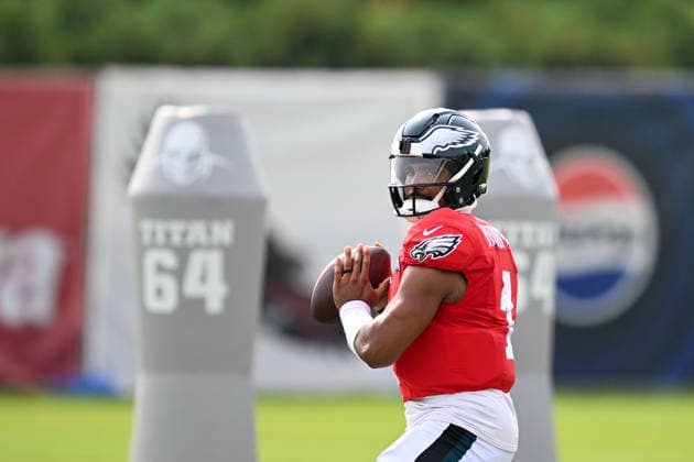 PHILADELPHIA, PA - AUGUST 10: Philadelphia Eagles quarterback Jalen Hurts 1 throws the ball during the Philadelphia Eagles training camp on August 10th, 2026 at Jefferson Health Training Complex in Philadelphia, PA. (Photo by Terence Lewis Icon Sportswire) NFL, American Football Herren, USA AUG 10 Eagles Training Camp EDITORIAL USE ONLY Icon260810039