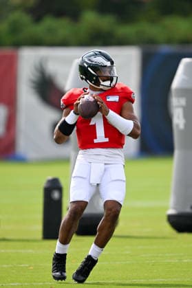 PHILADELPHIA, PA - AUGUST 10: Philadelphia Eagles quarterback Jalen Hurts 1 throws the ball during the Philadelphia Eagles training camp on August 10th, 2026 at Jefferson Health Training Complex in Philadelphia, PA. (Photo by Terence Lewis Icon Sportswire) NFL, American Football Herren, USA AUG 10 Eagles Training Camp EDITORIAL USE ONLY Icon260810041