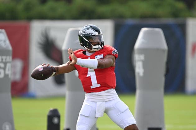 PHILADELPHIA, PA - AUGUST 10: Philadelphia Eagles quarterback Jalen Hurts 1 throws the ball during the Philadelphia Eagles training camp on August 10th, 2026 at Jefferson Health Training Complex in Philadelphia, PA. (Photo by Terence Lewis Icon Sportswire) NFL, American Football Herren, USA AUG 10 Eagles Training Camp EDITORIAL USE ONLY Icon260810042