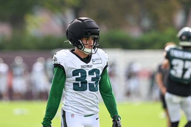 PHILADELPHIA, PA - AUGUST 10: Philadelphia Eagles cornerback Cooper DeJean 33 looks on during the Philadelphia Eagles training camp on August 10th, 2026 at Jefferson Health Training Complex in Philadelphia, PA. (Photo by Terence Lewis Icon Sportswire) NFL, American Football Herren, USA AUG 10 Eagles Training Camp EDITORIAL USE ONLY Icon260810048