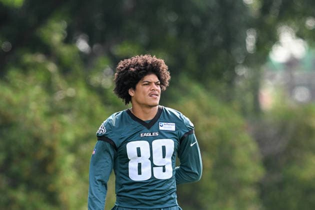 PHILADELPHIA, PA - AUGUST 10: Philadelphia Eagles wide receiver Johnny Wilson 89 looks on during the Philadelphia Eagles training camp on August 10th, 2026 at Jefferson Health Training Complex in Philadelphia, PA. (Photo by Terence Lewis Icon Sportswire) NFL, American Football Herren, USA AUG 10 Eagles Training Camp EDITORIAL USE ONLY Icon260810049