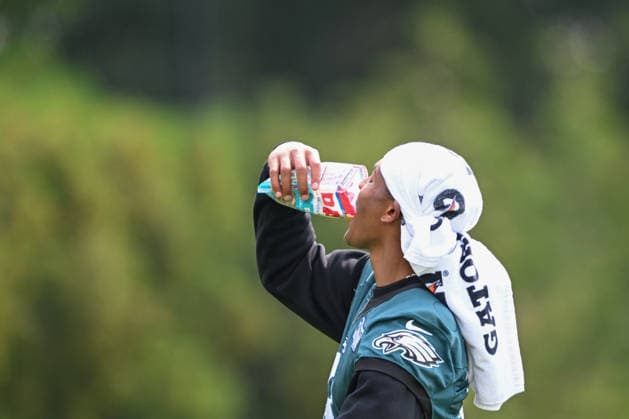 PHILADELPHIA, PA - AUGUST 10: Philadelphia Eagles wide receiver DeVonta Smith 6 has a snack during the Philadelphia Eagles training camp on August 10th, 2026 at Jefferson Health Training Complex in Philadelphia, PA. (Photo by Terence Lewis Icon Sportswire) NFL, American Football Herren, USA AUG 10 Eagles Training Camp EDITORIAL USE ONLY Icon260810052