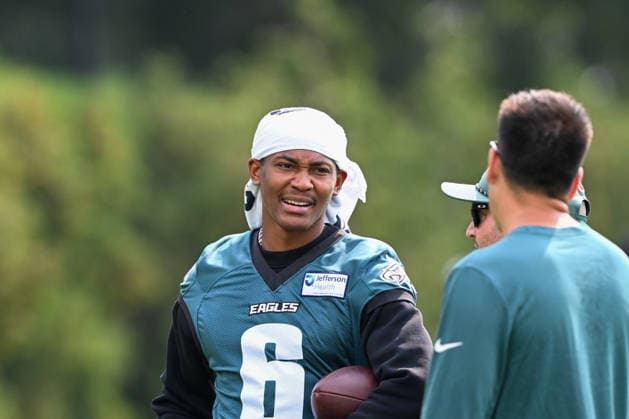 PHILADELPHIA, PA - AUGUST 10: Philadelphia Eagles wide receiver DeVonta Smith 6 converses during the Philadelphia Eagles training camp on August 10th, 2026 at Jefferson Health Training Complex in Philadelphia, PA. (Photo by Terence Lewis Icon Sportswire) NFL, American Football Herren, USA AUG 10 Eagles Training Camp EDITORIAL USE ONLY Icon260810050