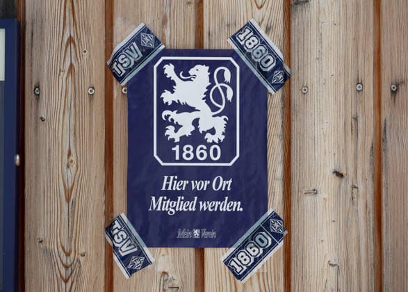 Fussball, Herren, Regionalliga Bayern, Saison 2026 2027, TSV 1860 München, Training Ein Plakat, Banner mit dem Logo des TSV 1860 München und dem Schriftzug, Hier vor Ort Mitglied werden, Mitgliederwerbung *** Soccer, Men s, Bavarian Regional League, 2026–2027 Season, TSV 1860 Munich, Training: A poster or banner featuring the TSV 1860 Munich logo and the text Become a member right here, used to recruit members