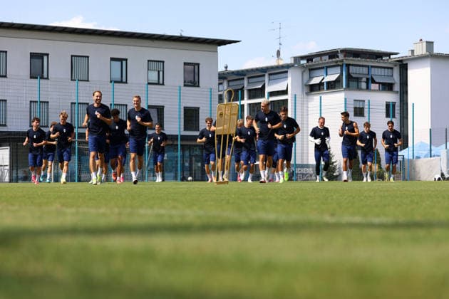 Fussball, Herren, Regionalliga Bayern, Saison 2026 2027, TSV 1860 München, Training Die gesamte Mannschaft des TSV 1860 München zusammen beim Laufen, Aufwärmen, Laufrunden am Trainingsplatz *** Soccer, Men s, Bavarian Regional League, 2026–2027 Season, TSV 1860 Munich, Practice: The entire TSV 1860 Munich team together running, warming up, and doing laps on the practice field
